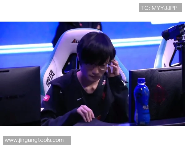 FPX战队配合引发热议玩家与评论员观点大相径庭